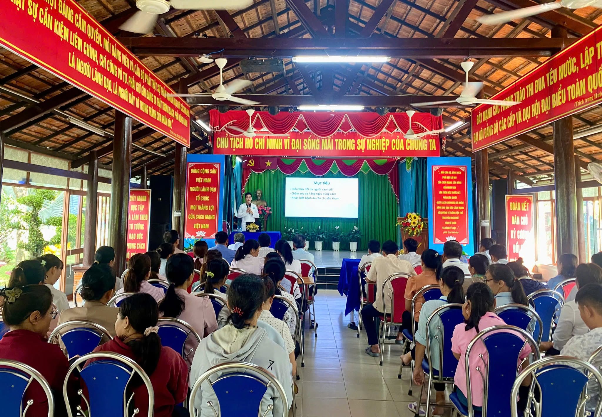 Thạc sĩ, Bác sĩ Văn Đặng Hữu Đức - Phòng Chỉ đạo tuyến, Bệnh viện Da liễu Thành phố Hồ Chí Minh trình bày tại Hội nghị