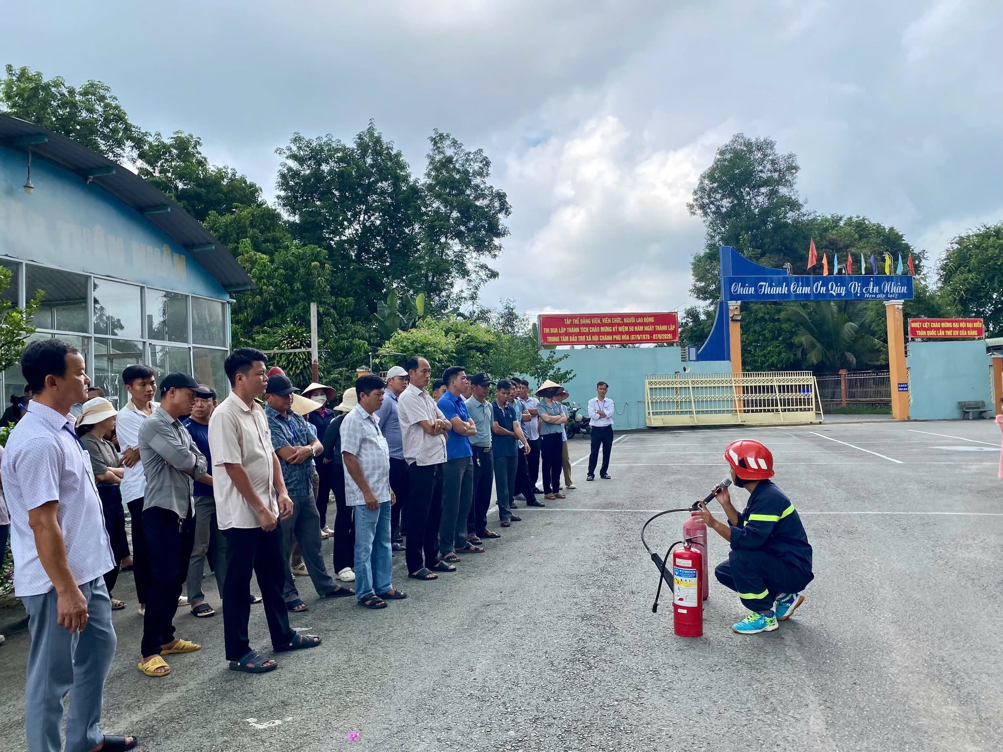 TRUNG TÂM BẢO TRỢ XÃ HỘI CHÁNH PHÚ HÒA TỔ CHỨC TẬP HUẤN, DIỄN TẬP PHÒNG CHÁY, CHỮA CHÁY VÀ CỨU NẠN, CỨU H
